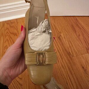 Vintage Salvatore Ferragamo Beige Embossed Slingback Vara Heels - Size 9.5